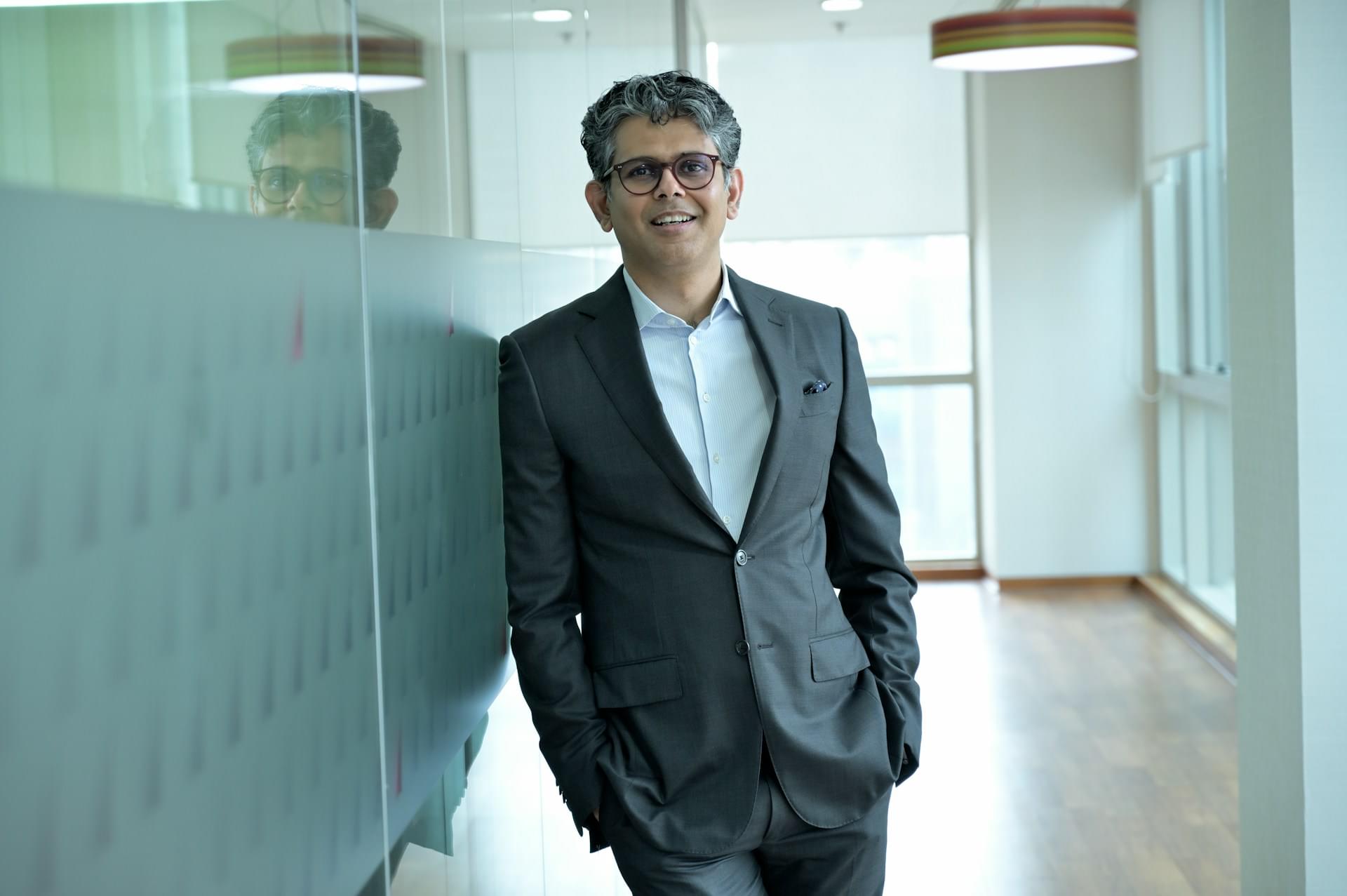 рабочий стол с графиками и идеями